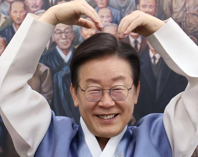 李在明高市早苗会晤握手合影 邻里关系微妙转折