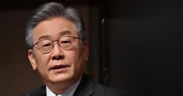 李在明高市早苗会晤握手合影 邻里关系微妙转折