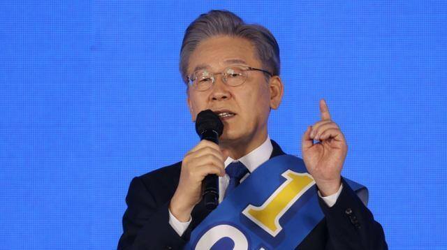 李在明高市早苗会晤握手合影 邻里关系微妙转折