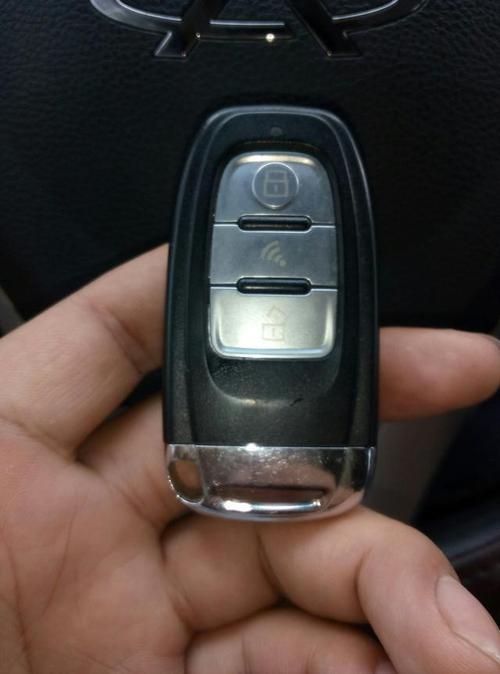 后备箱钥匙孔在哪?