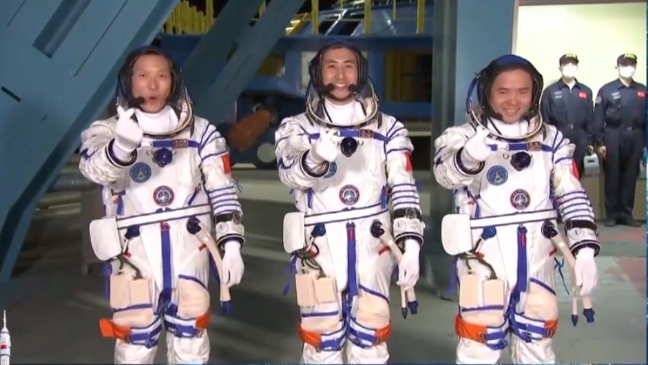 “太空比心”温暖全网:神舟廿一乘组进舱前的温情瞬间