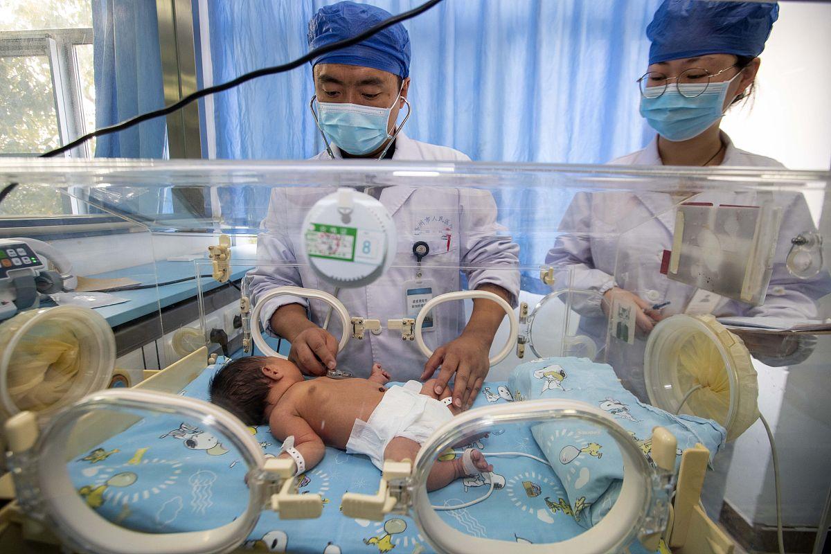 新生儿转运途中坠床化险为夷 医疗团队创造生命奇迹