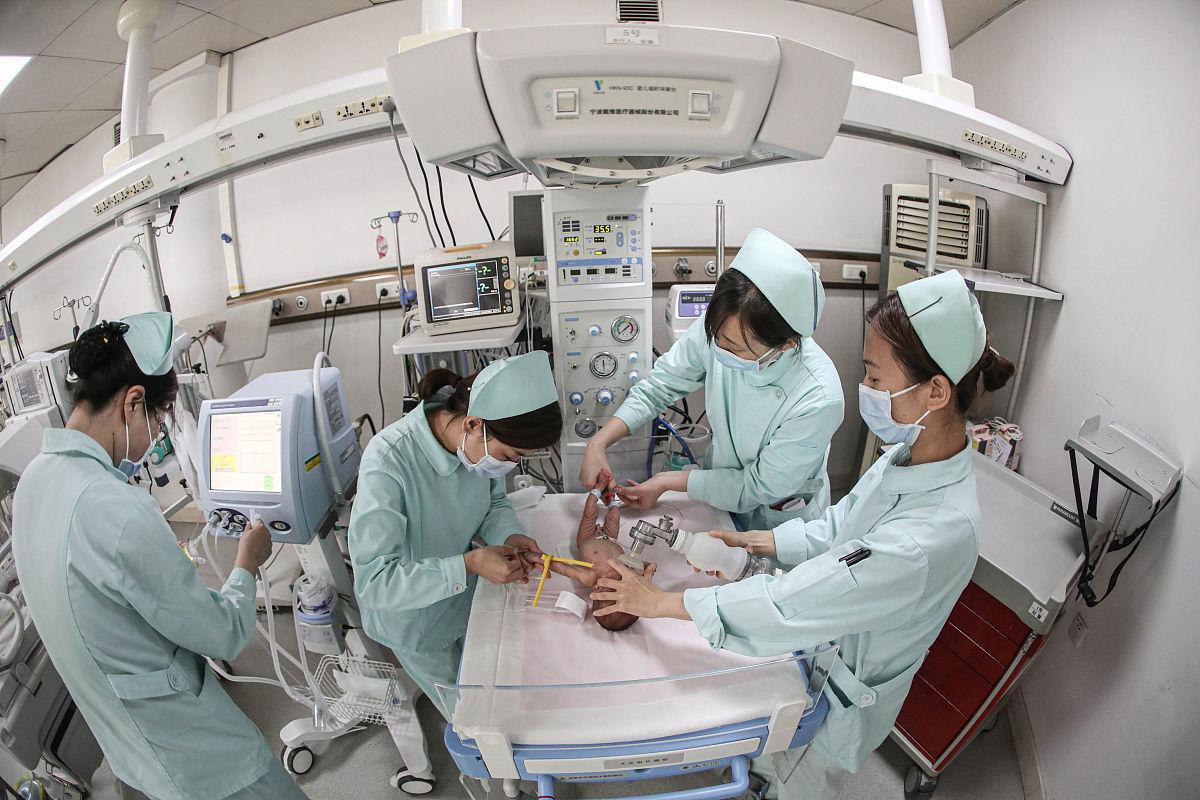 新生儿转运途中坠床化险为夷 医疗团队创造生命奇迹
