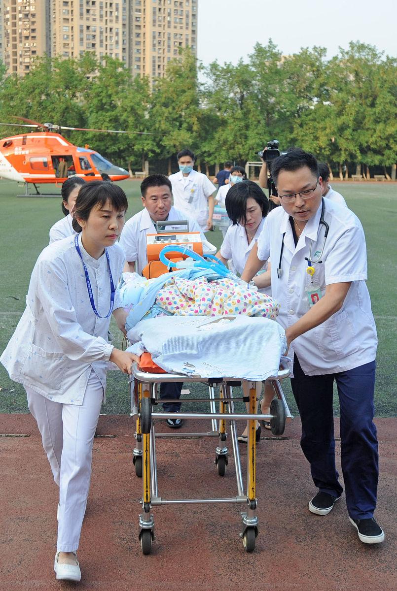 新生儿转运途中坠床化险为夷 医疗团队创造生命奇迹