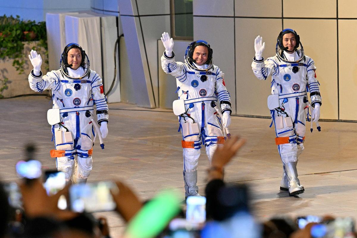 神舟廿一航天员出征前最后的“地球脚步”:发射塔架前的庄严时刻