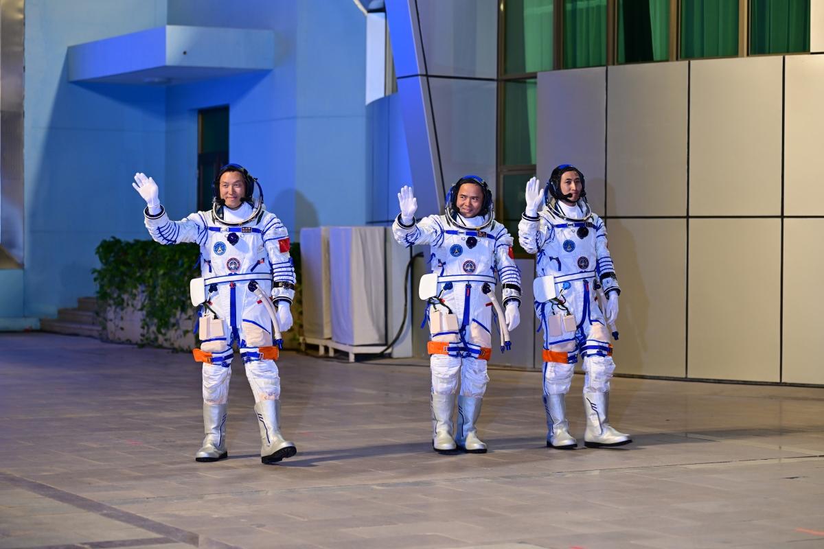 神舟廿一航天员出征前最后的“地球脚步”:发射塔架前的庄严时刻