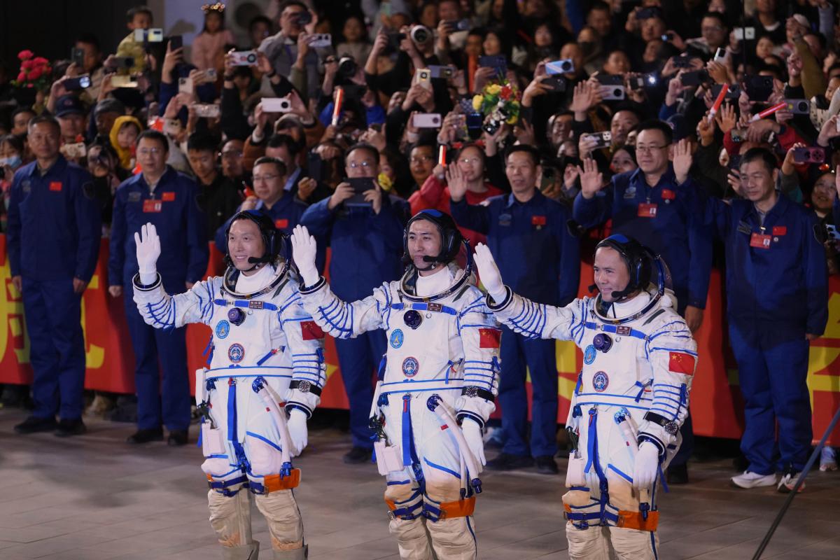 神舟廿一乘组领命出征:中国空间站迎来历史性会师时刻