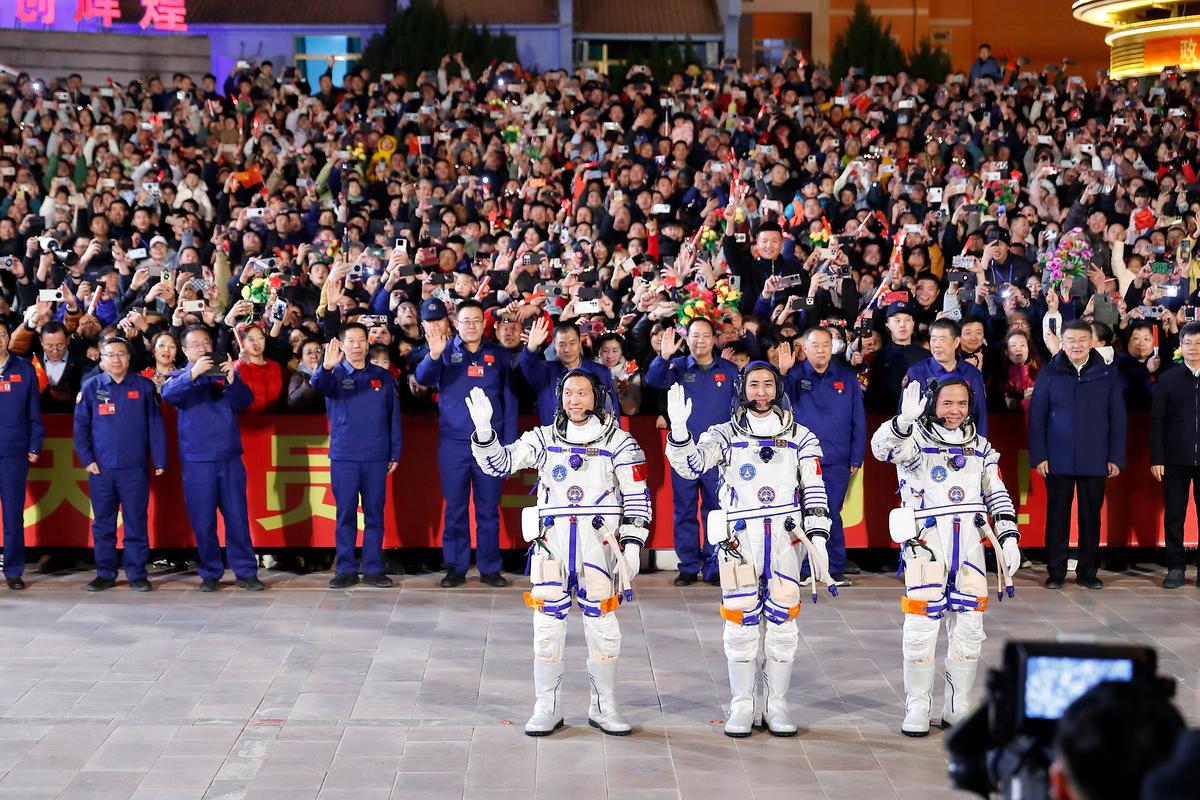 神舟廿一乘组领命出征:中国空间站迎来历史性会师时刻