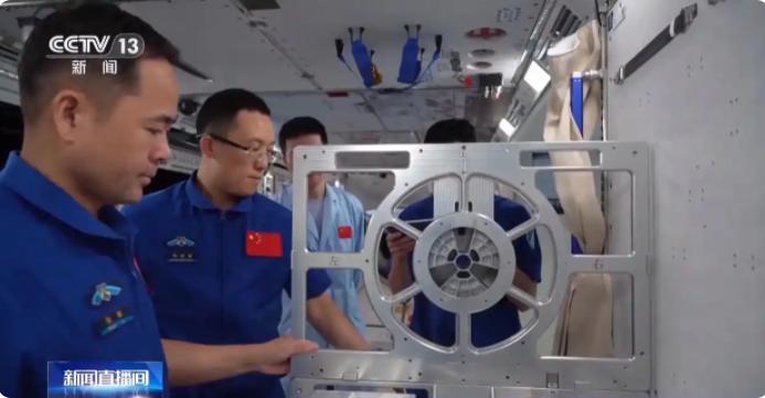 神舟二十一号“太空行囊”大揭秘:航天员的私人定制装备清单