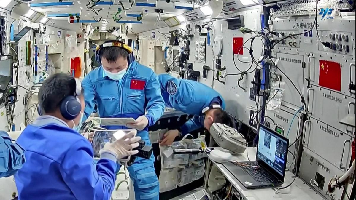 神舟廿一乘组亮相:张陆、武飞、张洪章携手开启太空新征程