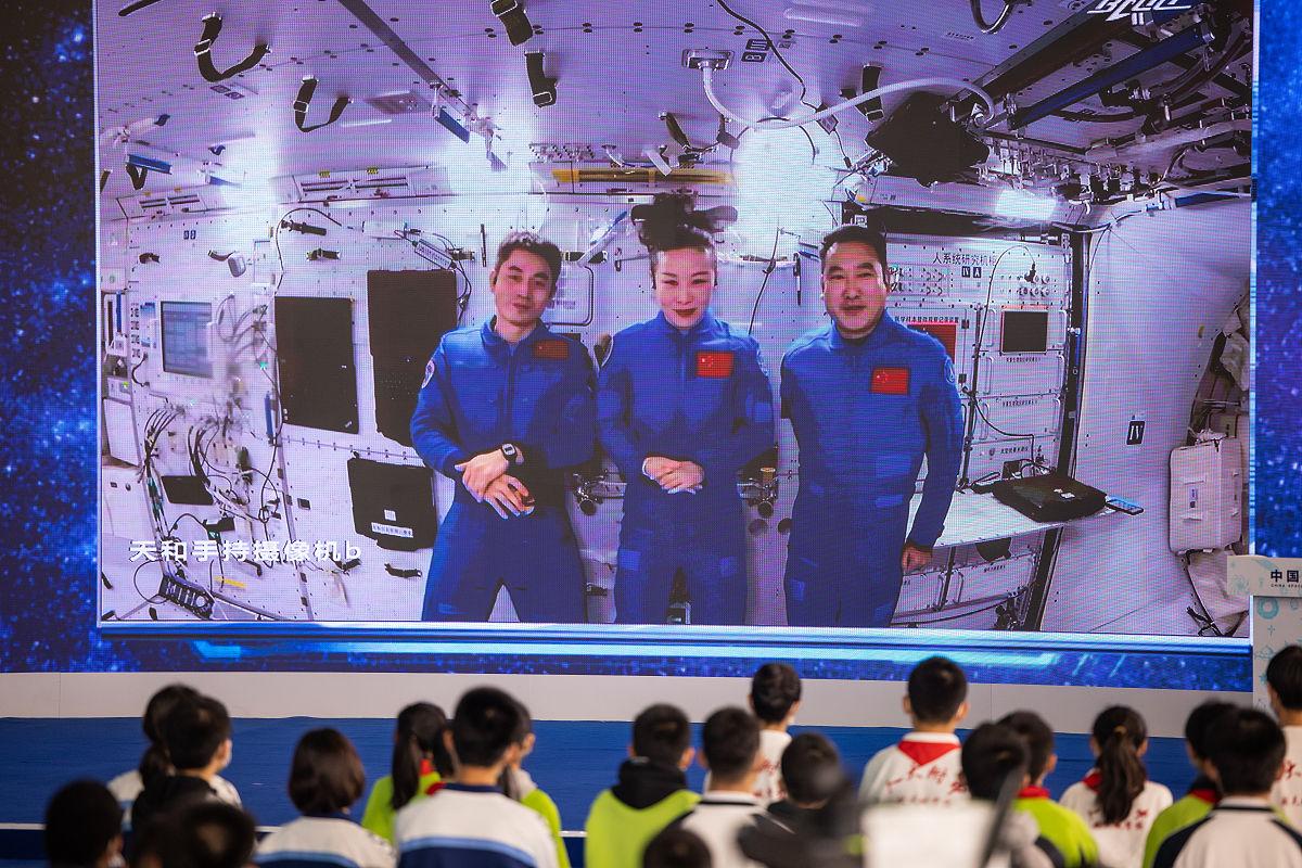 神舟廿一乘组亮相:张陆、武飞、张洪章携手开启太空新征程