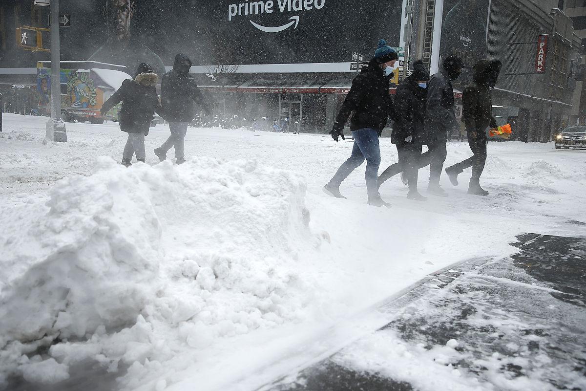 纽约州进入紧急状态:历史性暴风雪袭击 数百万人受影响