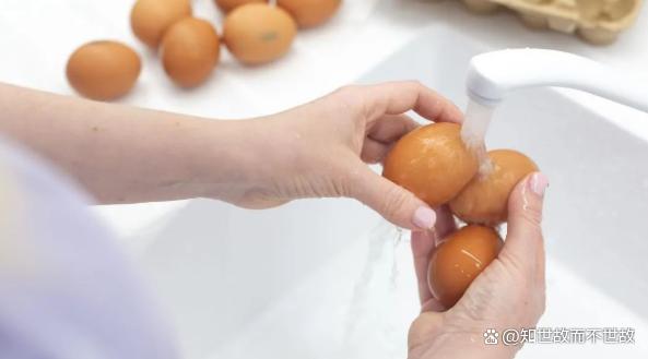 洗鸡蛋竟洗出中毒?一家三口的遭遇警示:这些鸡蛋禁忌你必须知道