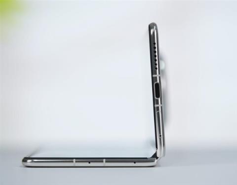 史上最薄Mate!华为Mate70Air即将发布:超薄Type-C接口、大R角四曲屏(图3)