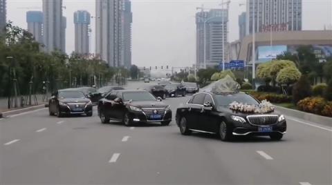十多辆婚车公路上组队“蛇形”占道 交警:已传唤全部驾驶员(图3)