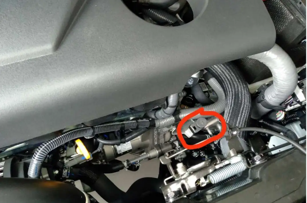 路虎神行者2变速箱加油口在哪里?