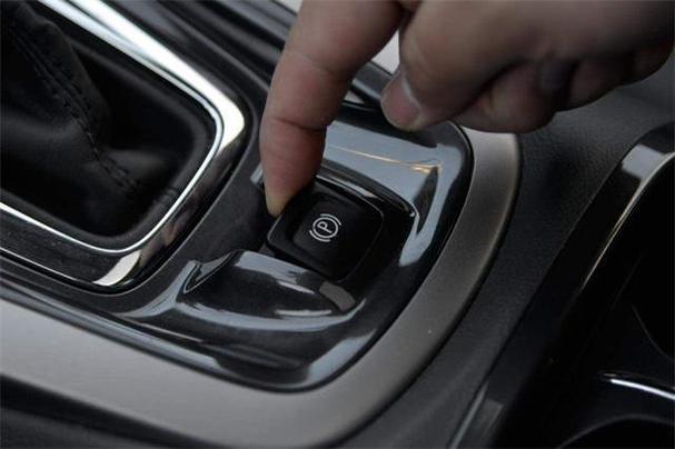 自动挡紧急制动怎么操作？