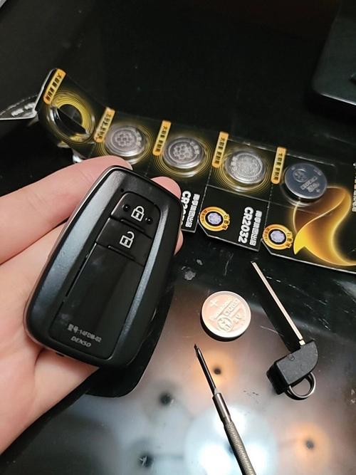 丰田亚洲龙怎么换钥匙电池