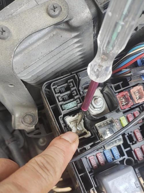 汽车保险丝烧了会出现什么情况