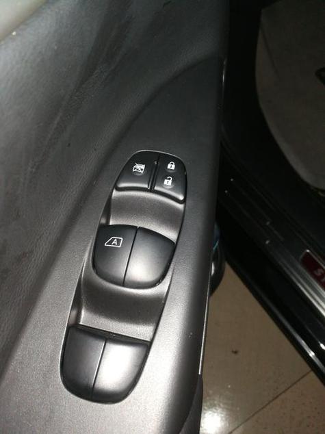 为什么轩逸。锁门以后从里面开门。没有报警防盗?