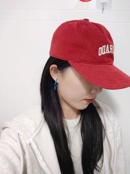 酒红色帽子搭配什么颜色上衣好看?酒红的帽子好搭衣服吗?