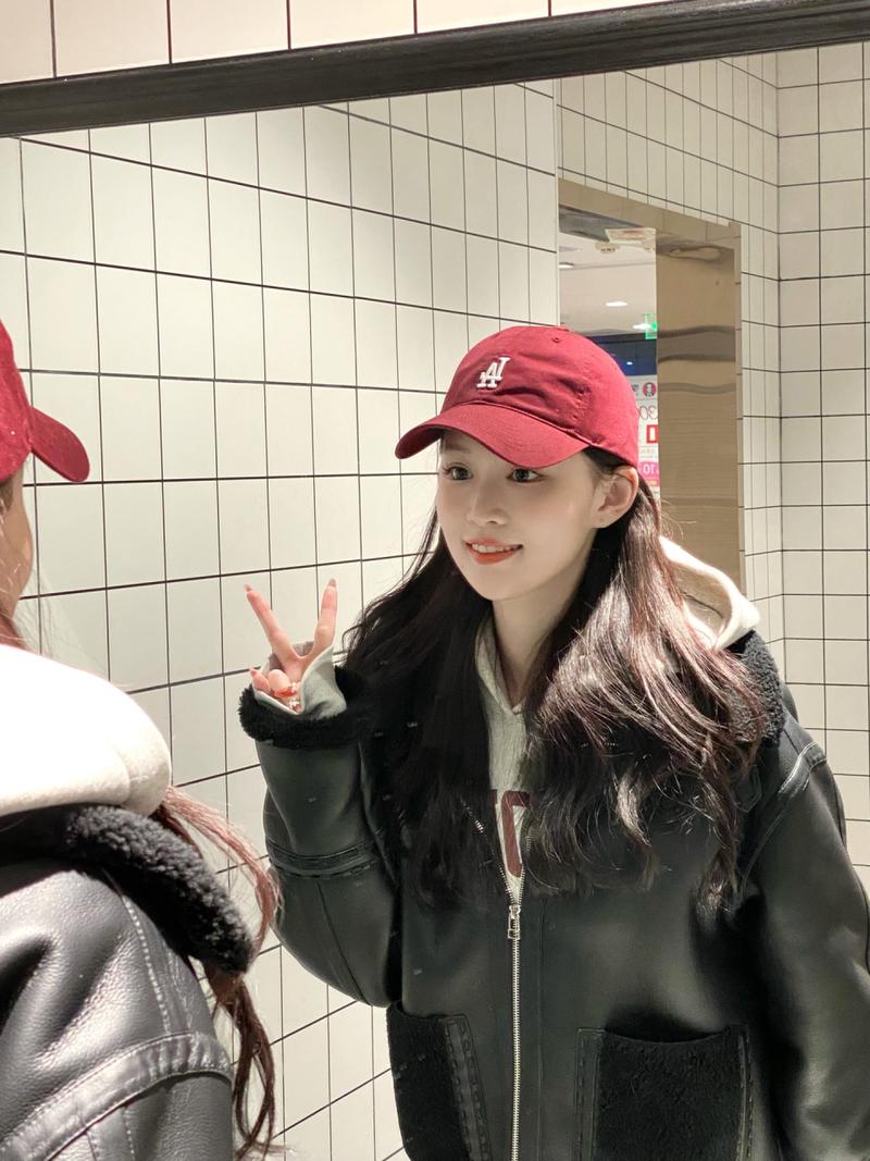 酒红色帽子搭配什么颜色上衣好看?酒红的帽子好搭衣服吗?