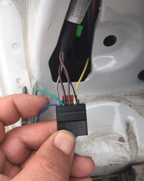 速腾尾灯的接线定义是什么?这如何影响车辆的维修和改装?