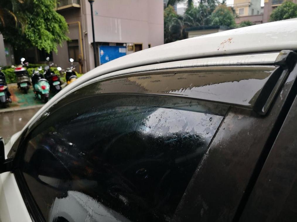 为什么汽车前挡风玻璃上总是粘满死蚊子