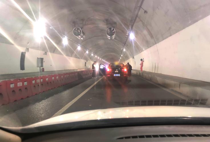 开车进隧道注意事项有哪些?开车进隧道需要开灯吗