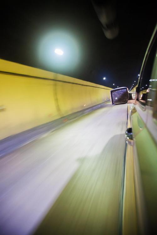 开车进隧道注意事项有哪些?开车进隧道需要开灯吗