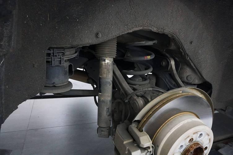 19款宝马X5跑万停车后?后面底盘排气关附近有异响?