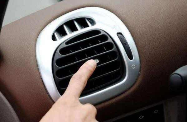 很多车主在等人时常常选择在车内开空调等待?如此是既伤人又伤车