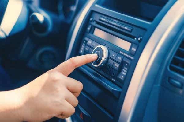 很多车主在等人时常常选择在车内开空调等待?如此是既伤人又伤车