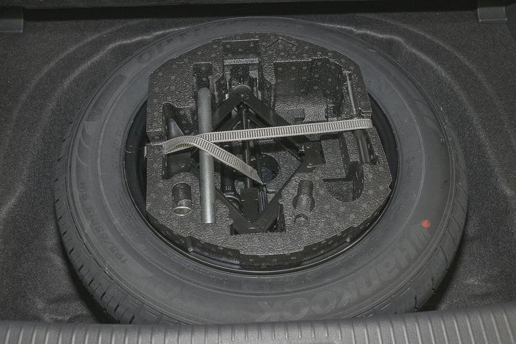 高尔夫7的备胎怎么拿出来?