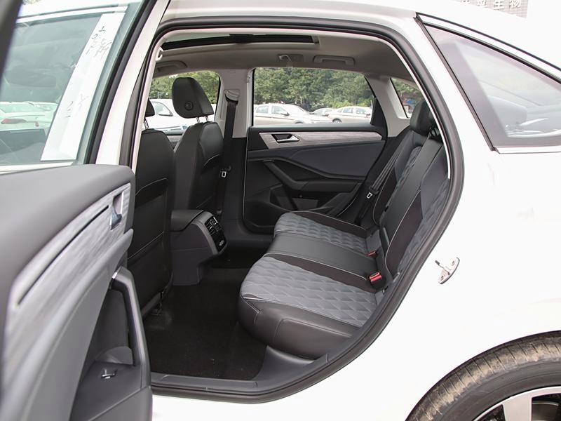 速腾后座灯一直亮怎么关