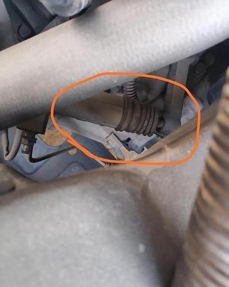 起亚K3离合器踩不动是什么原因?