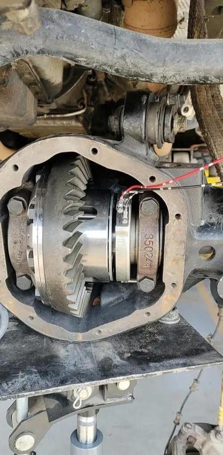 后桥差速锁与中央差速锁?谁更具重要性?