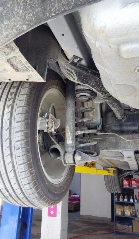 起亚k2开着感觉后轮在哒哒的响怎么回事