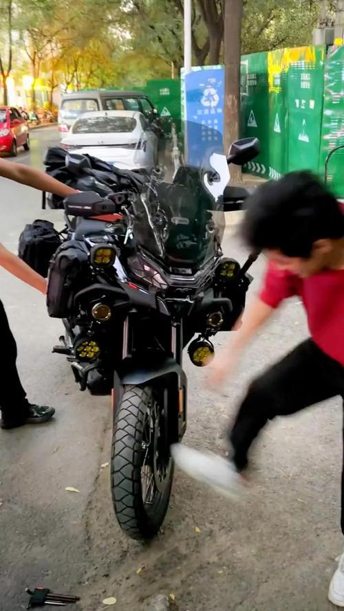 摩托车把歪了怎么矫正?