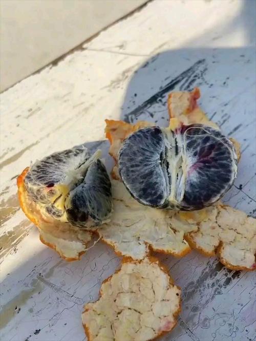 橘子剥开有褐色的东西正常吗？剥开橘子里面有黑的可以吃吗