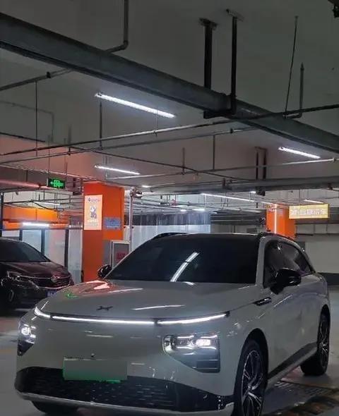 特斯拉和问界的智能驾驶硬件架构哪个更先进?