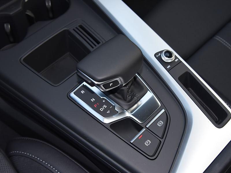 奥迪 a4l 手刹是哪里的