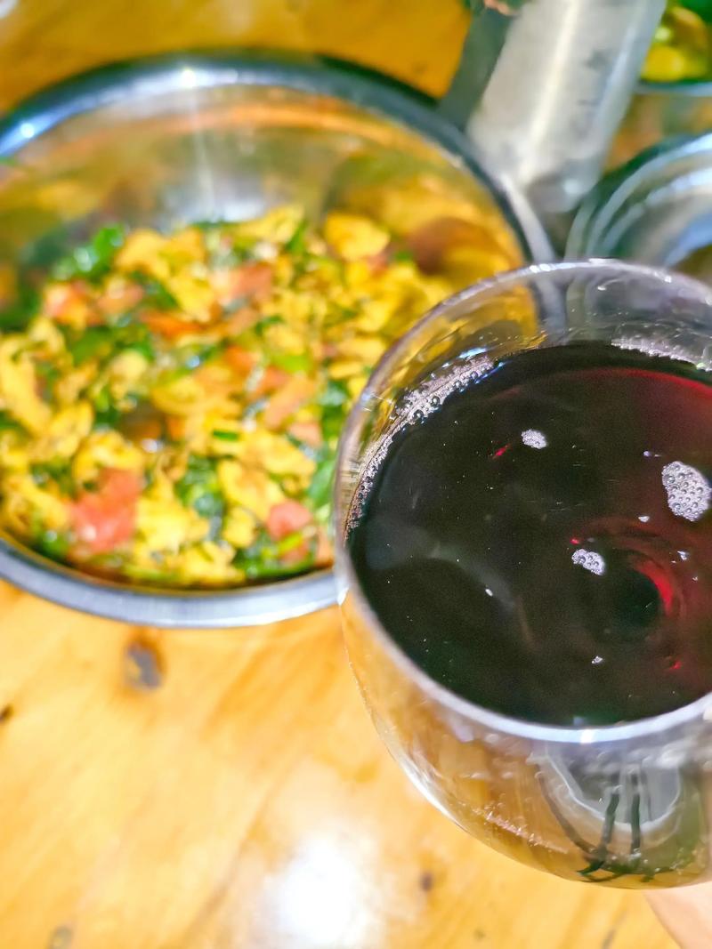 喝了酒可以吃西红柿炒鸡蛋吗??喝完酒可以吃西红柿嘛