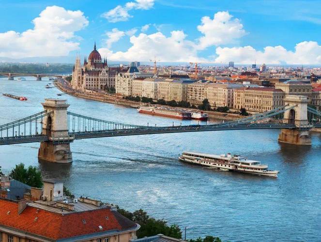 蓝色多瑙河表现了什么?蓝色多瑙河描述了怎样的画面