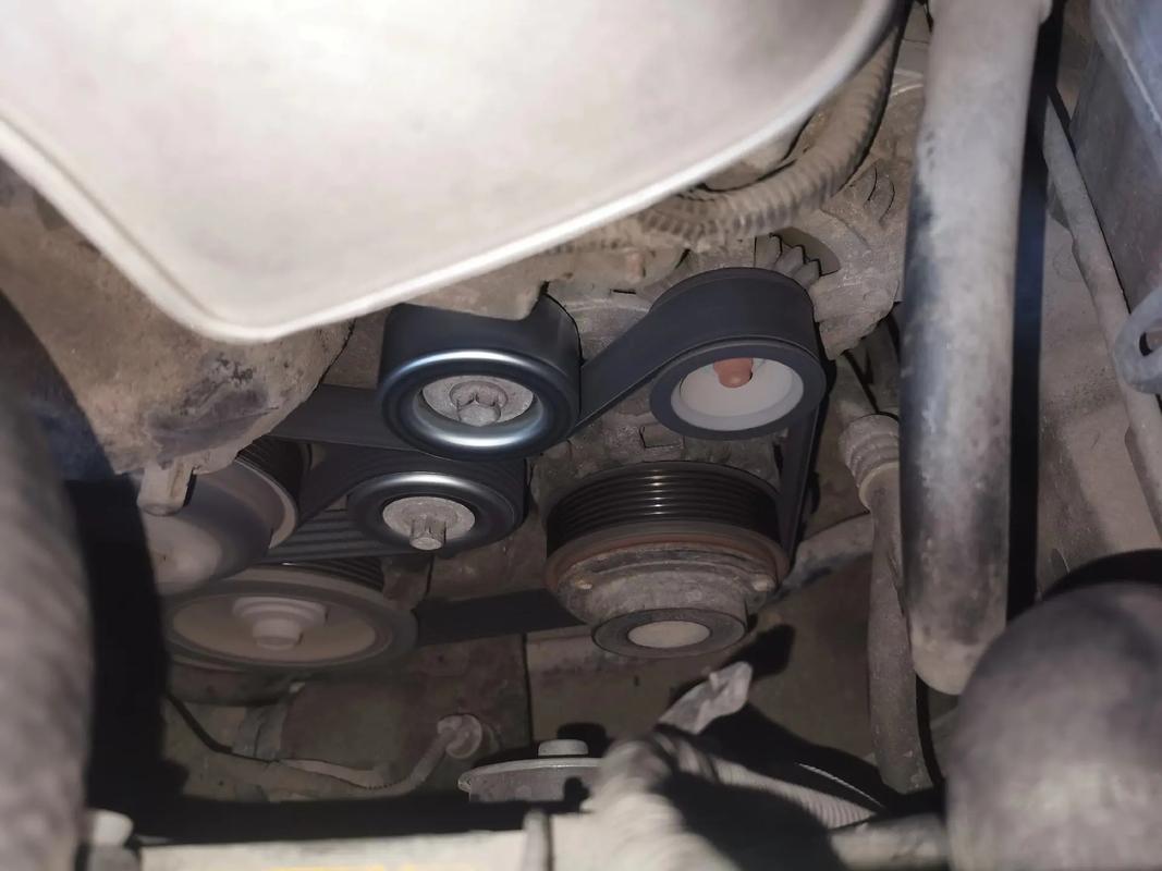 汽车皮带极响还冒烟什么原因呢？汽车皮带冒烟了怎么办