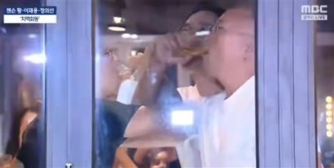 时隔15年访韩 黄仁勋与三星李在镕、现代汽车郑义宣吃炸鸡、喝交杯酒(图2)