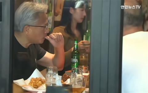 时隔15年访韩 黄仁勋与三星李在镕、现代汽车郑义宣吃炸鸡、喝交杯酒(图3)