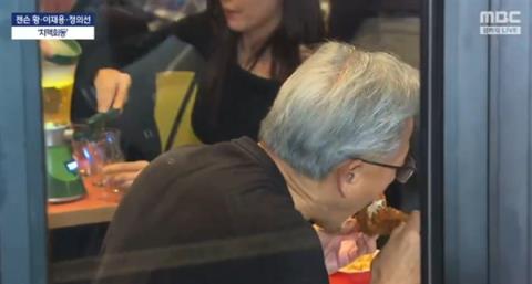 时隔15年访韩 黄仁勋与三星李在镕、现代汽车郑义宣吃炸鸡、喝交杯酒(图4)