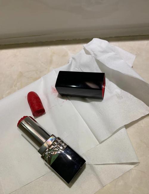 口红从底部折了怎么办？口红折了咋办