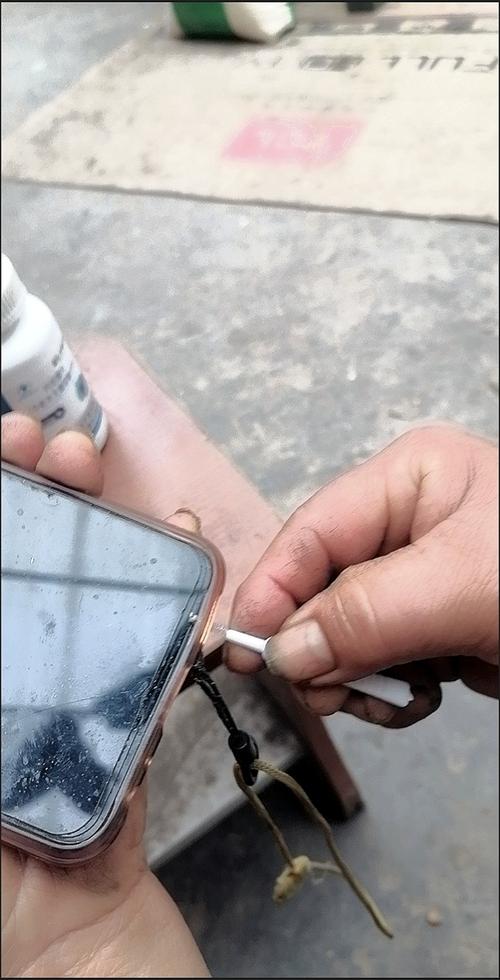 iphone手机充电孔有灰尘？iphone充电孔有灰尘怎么清理